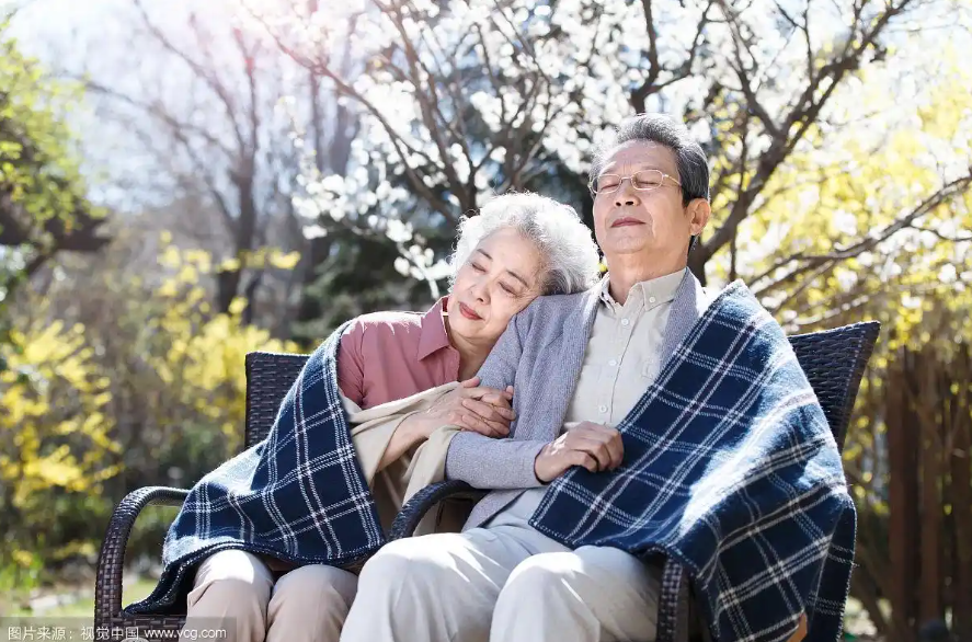 最新发现：经常晒太阳的老年人骨密度提升