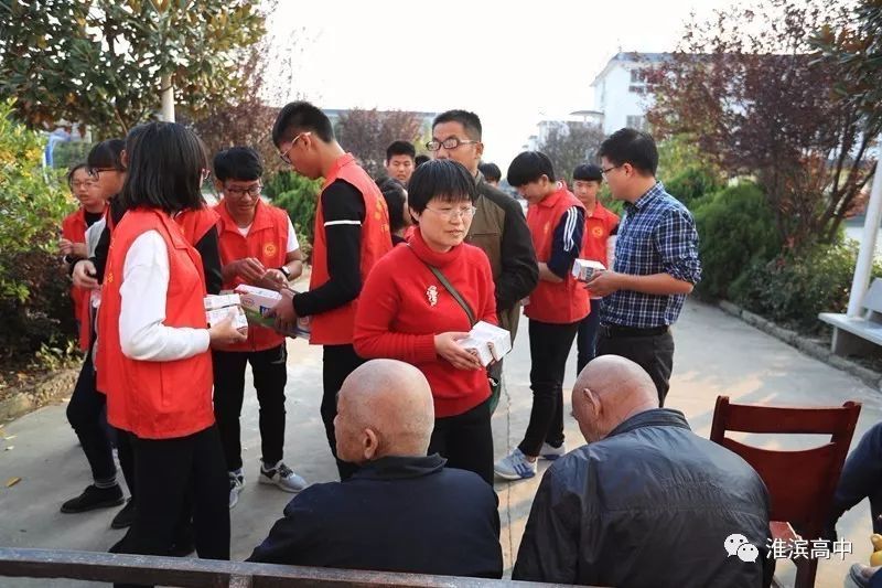 同学们走进敬老院，用爱温暖老人夕阳时光