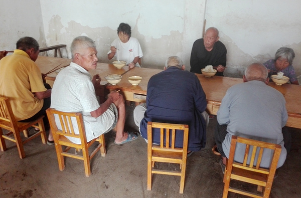 同学们走进敬老院，用爱与温暖慰问每一位孤老