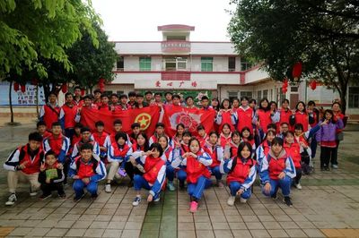 组织学生走进敬老院，传递关爱温暖老人晚年生活