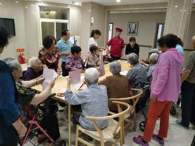 学生走进敬老院：收获爱心成长，提升社会责任感与人文关怀能力