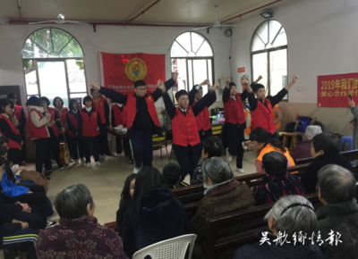 学生走进敬老院精彩表演，传递温暖与爱点亮老人欢乐时光