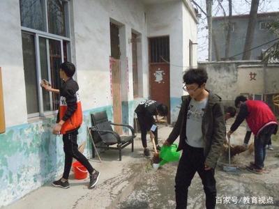 同学们走进敬老院，用行动为老人清扫温馨家园