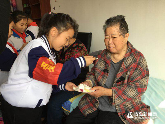 小学生走进敬老院，用爱与行动温暖老人暮年时光